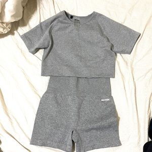 A set bo+tee in grey